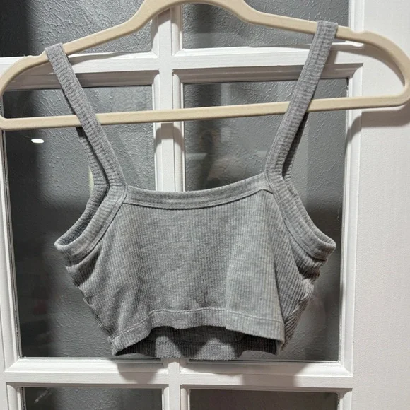 Alo Yoga | Ribbed Crop Whisper Bra Tank Top in Athletic Heather Grey - Picture 5 of 9